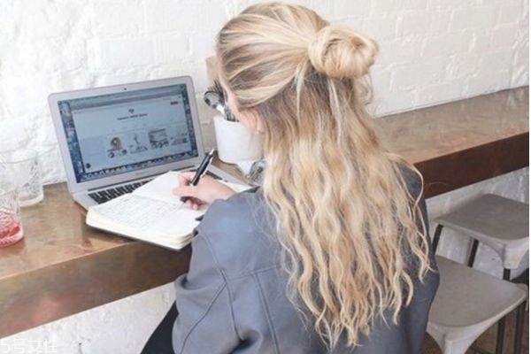 长卷发发型背影图片2021款,卷发图片中长发背影图片