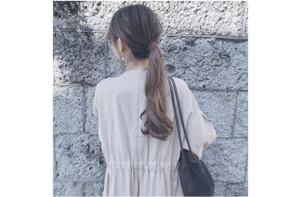 低马尾怎么扎有气质,简单气质低马尾