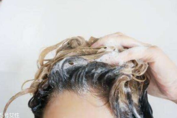 发膜抹到头皮上会怎样,第一次用发膜直接抹在头皮上怎么办