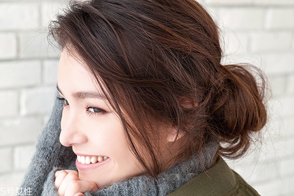 穿毛衣适合扎的发型,穿毛呢大衣怎样扎头发好看 穿毛衣适合扎的发型,穿毛呢大衣怎样扎头发好看