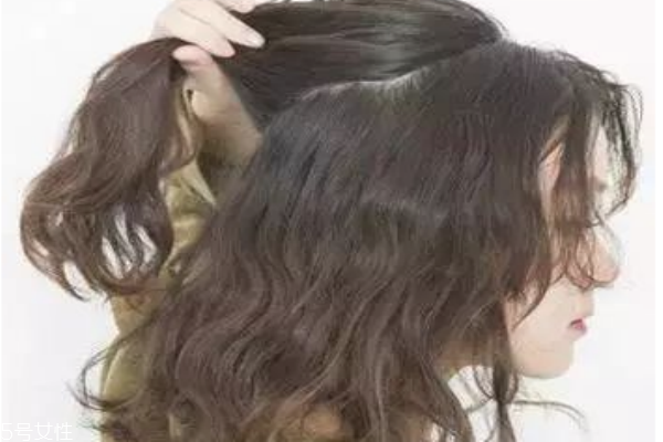 烫发后怎么扎头发好看简单,满头烫发怎么扎好看