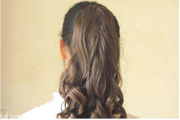 卷长发怎么扎好看图解,长卷发怎么扎好看图解法