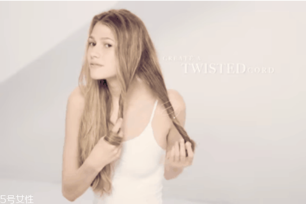 自己卷发怎么弄直,自己卷发怎么弄