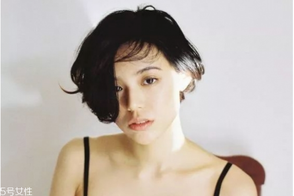 今年秋冬流行的发型女,今年冬天流行什么发型女