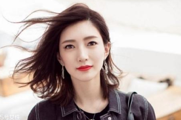 发量多适合染什么颜色头发,染什么颜色显得发量多