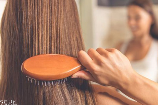 女人脱发严重怎么治,女的掉头发特别严重怎么办 女人脱发严重怎么治,女的掉头发特别严重怎么办