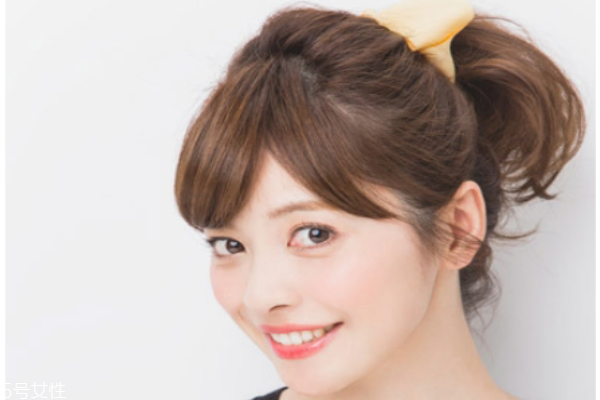 高马尾怎么扎才好看,发际线高怎么扎马尾