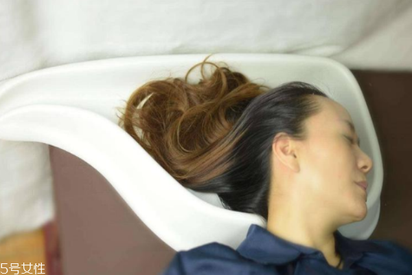 头皮屑老是反反复复的发作怎么办,头皮屑反反复复发作怎么办