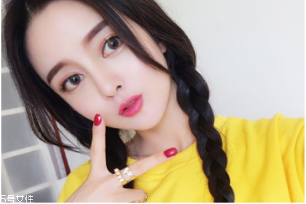 怎么扎好看又简单的头发,头发怎么编好看又简单易学