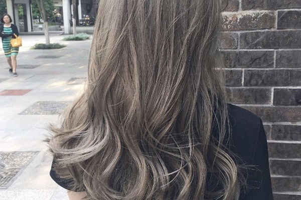 什么染发颜色显白,染什么颜色显白显年轻