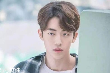 男生染发什么颜色的好看又低调,适合男生染发的颜色 淡淡的那种