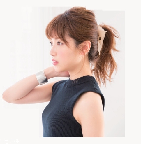 马尾蓬松发型扎法,蓬松马尾怎么扎