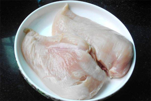 健身吃鸡胸肉的好处(健身吃鸡胸肉的好处)