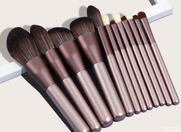 正红色口红适合什么肤色(正红色口红适合什么肤色的人)