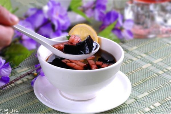 龟苓膏多久吃一次合适(龟苓膏一次吃多少合适)