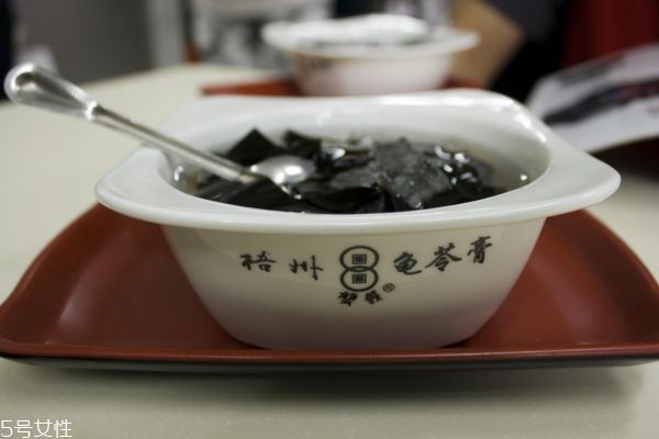 小孩每日吃多少龟苓膏合适(龟苓膏每天吃多少合适)