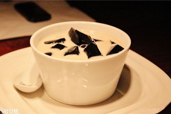 龟苓膏的成分(龟苓膏的成分有哪些组成)