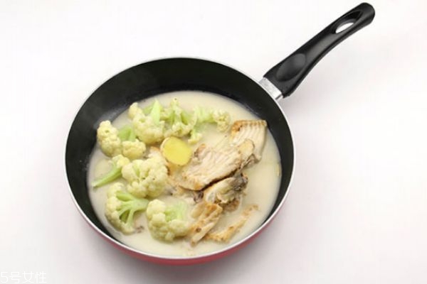 奶白色鱼汤营养功效(奶白色的鱼汤营养吗) 奶白色鱼汤营养功效(奶白色的鱼汤营养吗)