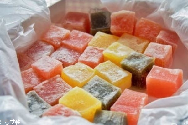 女性吃太多糖的危害(女性吃太多糖的坏处)