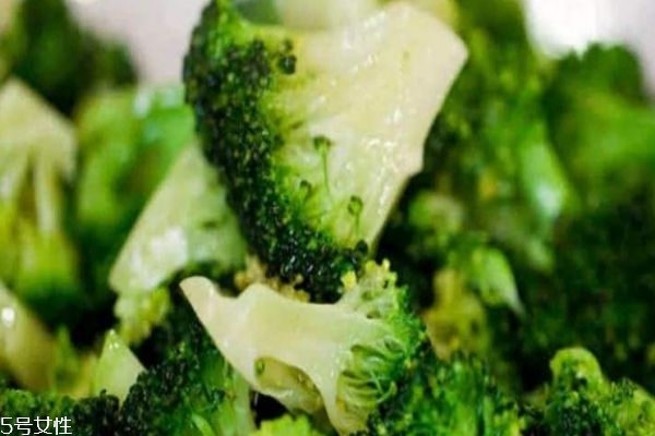 西兰花不能和那些食物一起吃(西兰花不能和哪些食物一起吃)