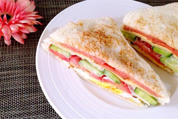 三明治用什么刀切更好(切三明治的叫什么刀)