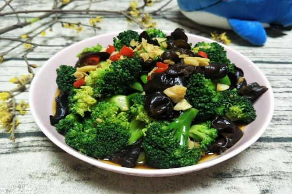 西兰花为什么会变黄(西兰花为什么会变黄变黄了能吃吗)