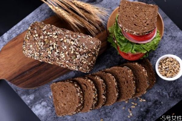 口红出水珠还可以继续用吗(新买的口红出现水珠的情况怎么办)