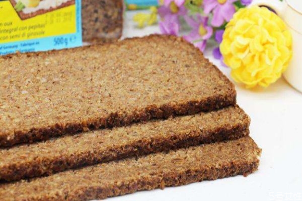 全麦面包的功效(全麦面包的功效和作用)