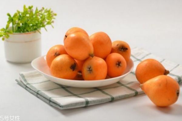 枇杷放冰箱变黑是怎么回事(枇杷放冰箱变黑是怎么回事)