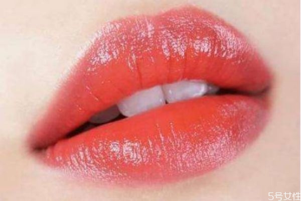 唇膏出水是变质了吗(唇膏碰到水会变质吗) 唇膏出水是变质了吗(唇膏碰到水会变质吗)