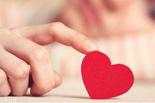 男朋友从来不会说情话,为什么对男朋友说不出情话 男朋友从来不会说情话,为什么对男朋友说不出情话