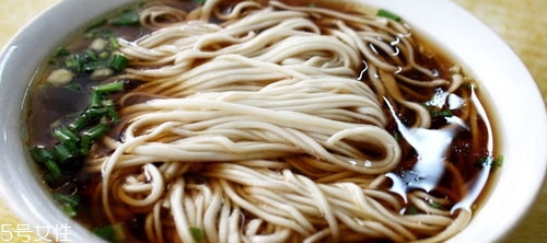 兰州拉面的做法和配方,兰州拉面的做法 和面