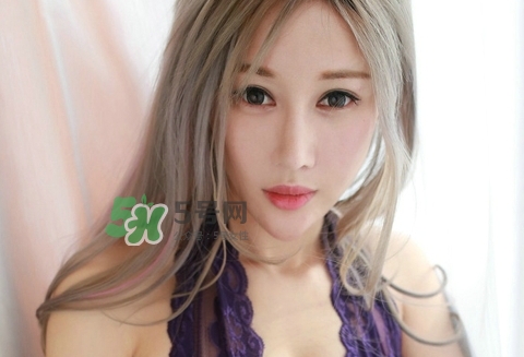 女生下面白色透明液体很多是怎么回事,女生下面流透明粘稠液体是为什么