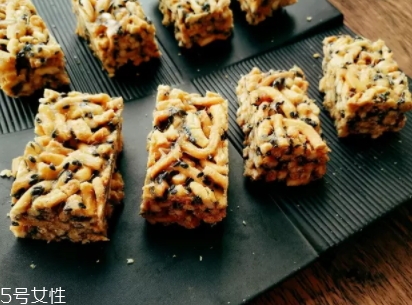 沙琪玛是不是膨化食品,沙琪玛的制作过程