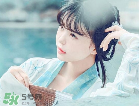 女生说下雨了什么意思怎么回复,女生说下雨了什么意思?