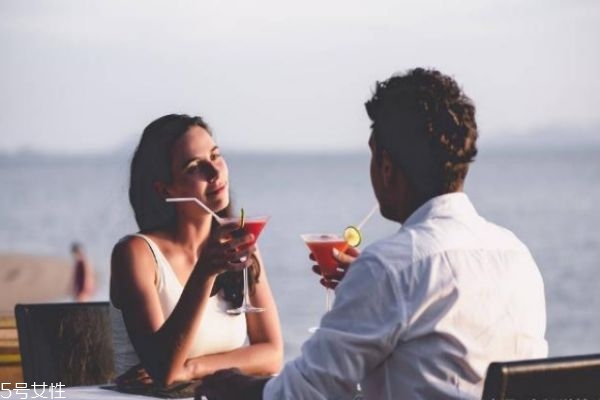 男人不会喜欢那种女人,女人不喜欢男人的十大特征