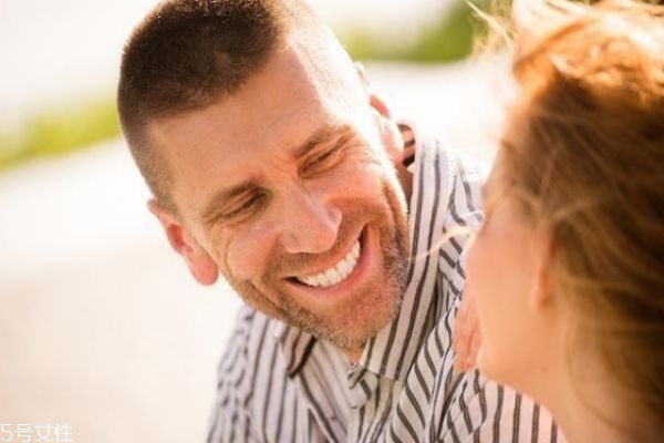 怎样促进夫妻之间感情,怎么增强情侣之间的感情