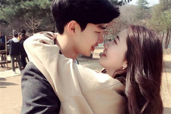 接吻时男生的手应该放在哪里?,男生和女生接吻手要放在他什么位置