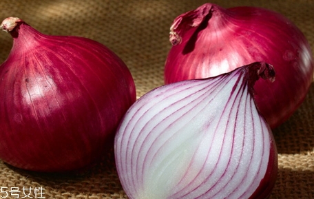 洋葱蒸水喝有什么作用,每天喝洋葱水有什么好处