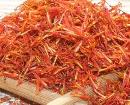 红花泡脚的方法和用量,红花泡脚的方法