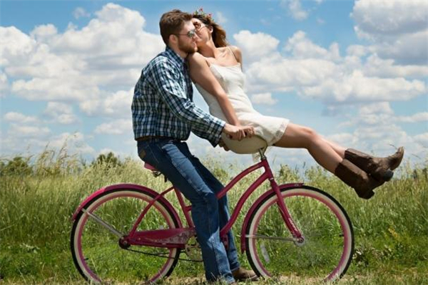 如果一个人不在乎你有哪些表现,一个人在乎你和不在乎你的表现