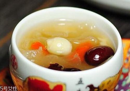 哺乳期喝银耳红枣汤的好处,哺乳期吃银耳红枣汤好吗