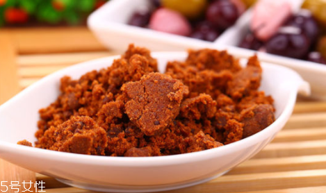 红糖用开水泡好还是用温水泡好,红糖可以用温水泡吗