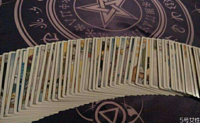 如何抽取塔罗牌牌灵,塔罗牌怎样抽牌灵