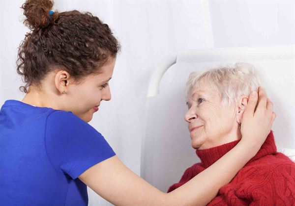 老人临终前该不该告诉他病情,老人去世后家里人生病 老人临终前该不该告诉他病情,老人去世后家里人生病