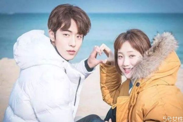 男生真的喜欢女生的表现,到底男生什么表现才是喜欢女生