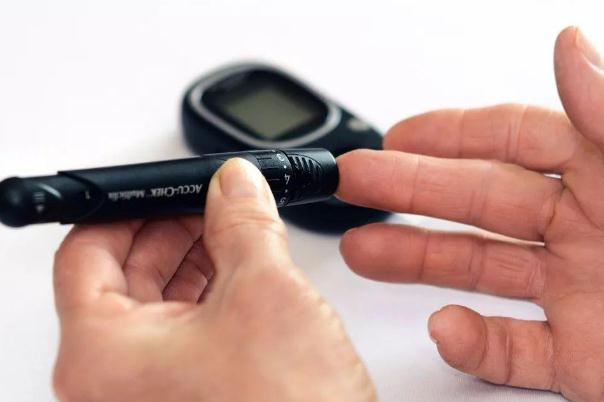 低血糖可以喝酒吗?,血糖高的人能喝酒吗?