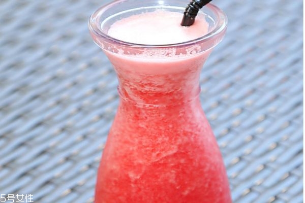 榨西瓜汁要加多少水合适(榨西瓜汁要加水吗)