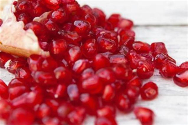 石榴籽吃了有什么好处(吃石榴对身体有哪些好处)