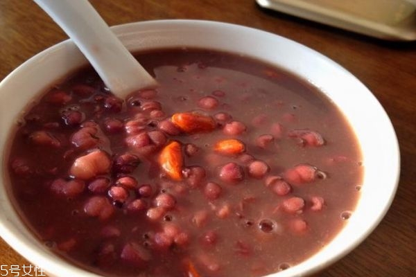 红豆薏米粥能当早餐吗(红豆薏米粥能当早餐吗?有什么禁忌?)